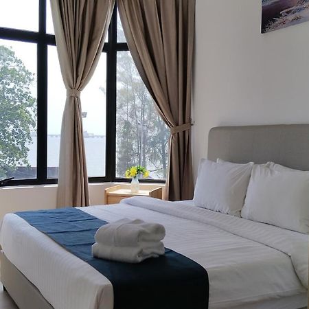 Mutiara Melaka Beach Resort - Islamic Compliance Only Tangga Batu Eksteriør billede